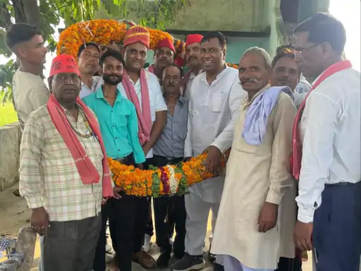 नव नियुक्त सपा शहर उपाध्यक्ष सोमेश सिंह का स्वागत:पार्टी पदाधिकारियों ने संगठन को मजबूत करने का संकल्प लिया